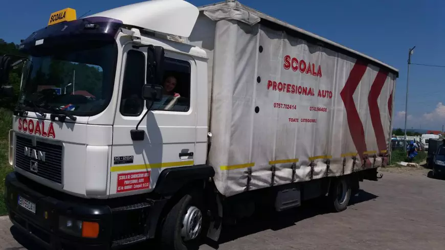 Povestea șoferiței de TIR din România, celebră pe TikTok: „90% din timp îl petrecem în camion, unde avem covorașe, paturi și nu intrăm niciodată încălțați”