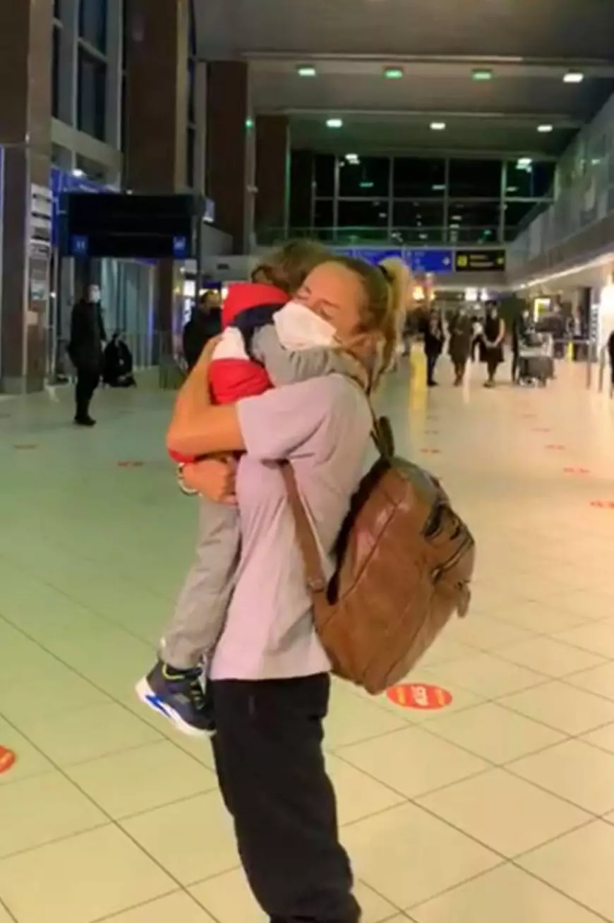 Simona Hapciuc a revenit în țară după eliminarea de la „Survivor România”. Reacția fiului de 3 ani, atunci când a văzut-o pe aeroport