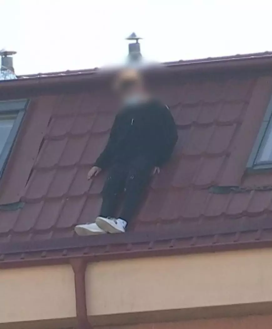 A murit Alexandru, tânărul care s-a aruncat de pe căminul în care locuia, în București. Trei negociatori au încercat să-l convingă să nu sară