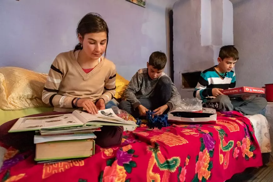 Ajutor pentru familiile sărmane cu zece copii, care împart o casă dărăpănată. Alex are acum adidași, nu mai joacă fotbal în gumari