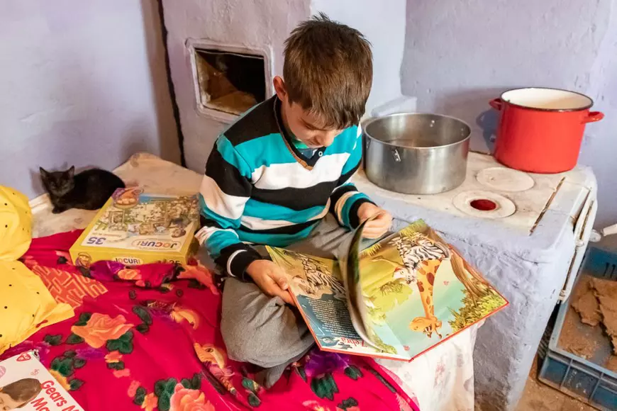 Ajutor pentru familiile sărmane cu zece copii, care împart o casă dărăpănată. Alex are acum adidași, nu mai joacă fotbal în gumari