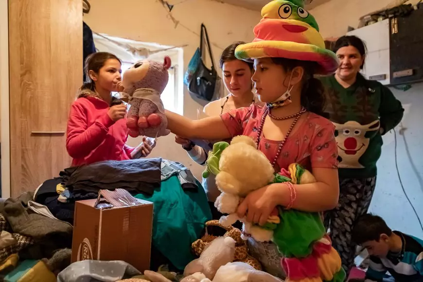 Ajutor pentru familiile sărmane cu zece copii, care împart o casă dărăpănată. Alex are acum adidași, nu mai joacă fotbal în gumari