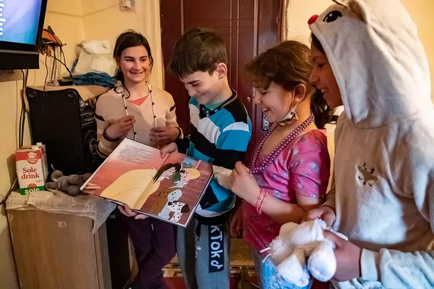 Ajutor pentru familiile sărmane cu zece copii, care împart o casă dărăpănată. Alex are acum adidași, nu mai joacă fotbal în gumari