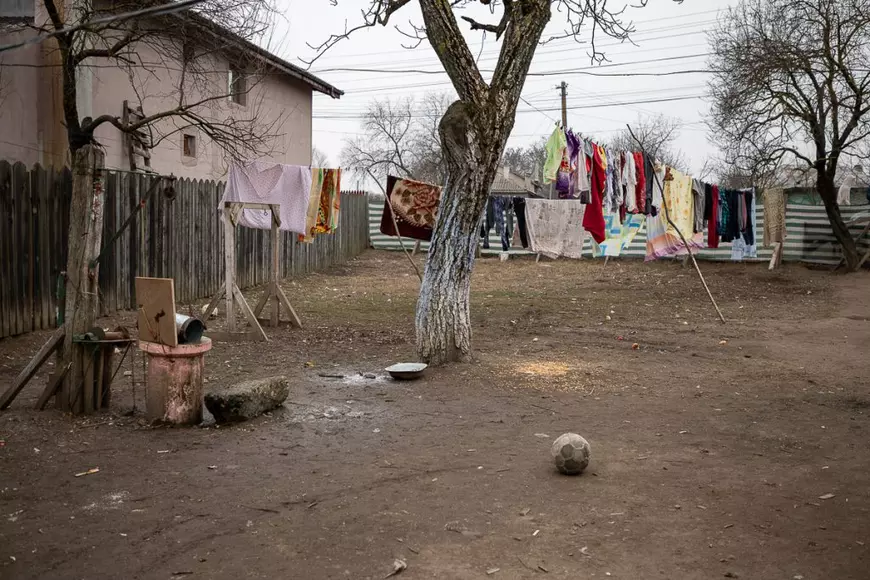 Ajutor pentru familiile sărmane cu zece copii, care împart o casă dărăpănată. Alex are acum adidași, nu mai joacă fotbal în gumari