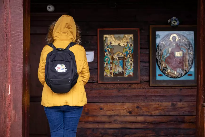 Zeci de oameni s-au închinat duminică la biserica vandalizată din Parcul Titan. Preotul Pîrvu: „Întoarcem celălalt obraz, biserica e un loc al păcii”