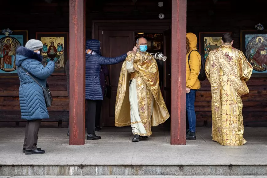 Zeci de oameni s-au închinat duminică la biserica vandalizată din Parcul Titan. Preotul Pîrvu: „Întoarcem celălalt obraz, biserica e un loc al păcii”