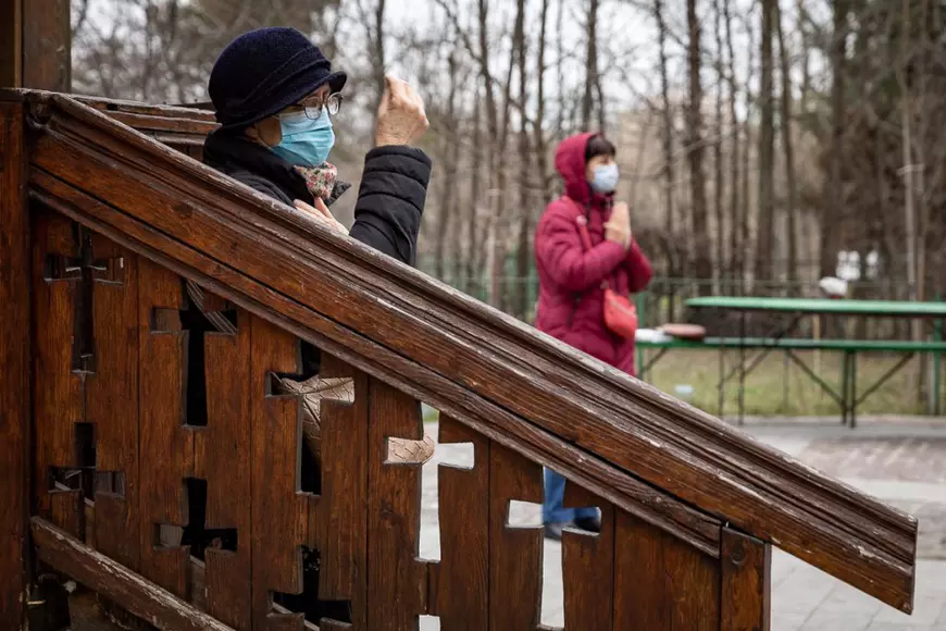 Zeci de oameni s-au închinat duminică la biserica vandalizată din Parcul Titan. Preotul Pîrvu: „Întoarcem celălalt obraz, biserica e un loc al păcii”
