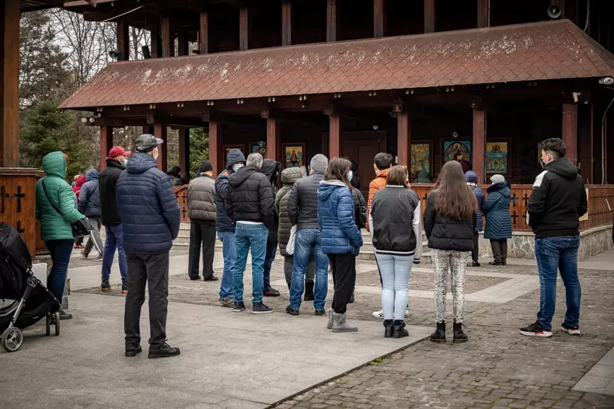 Zeci de oameni s-au închinat duminică la biserica vandalizată din Parcul Titan. Preotul Pîrvu: „Întoarcem celălalt obraz, biserica e un loc al păcii”