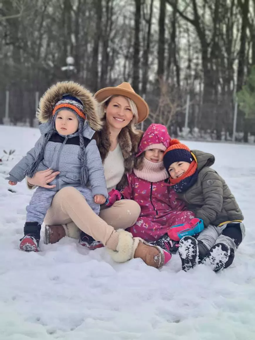 Fiul de 4 ani al Mirelei Vaida a văzut când mama lui a fost atacată în direct. „Mami, dar de ce nu ai fugit din fața femeii dezbrăcate?”