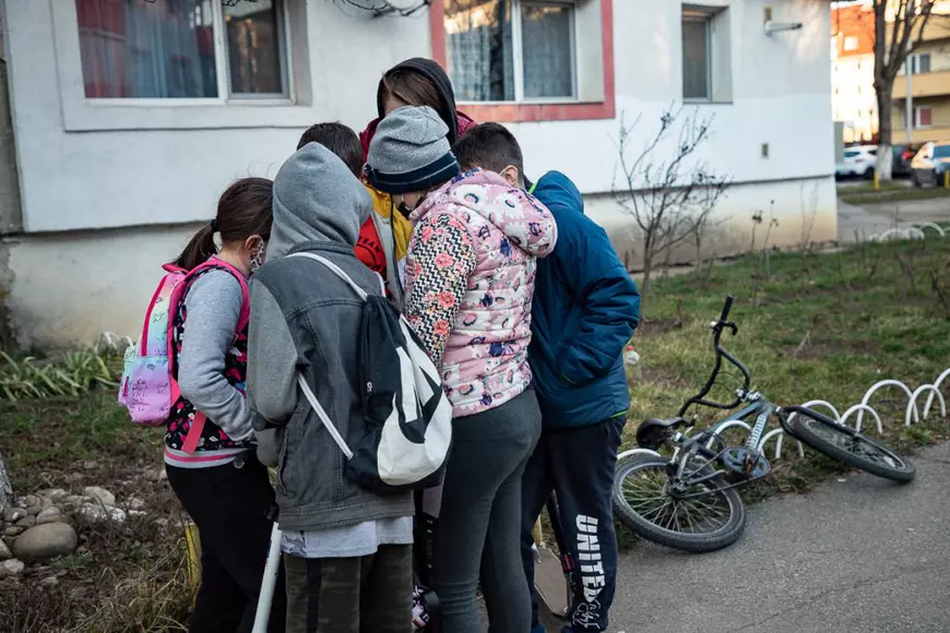 Reportaj din Onești, un oraș sfâșiat după eșecul Poliției: „Și cu praștia puteau să dea, dar s-au temut!”