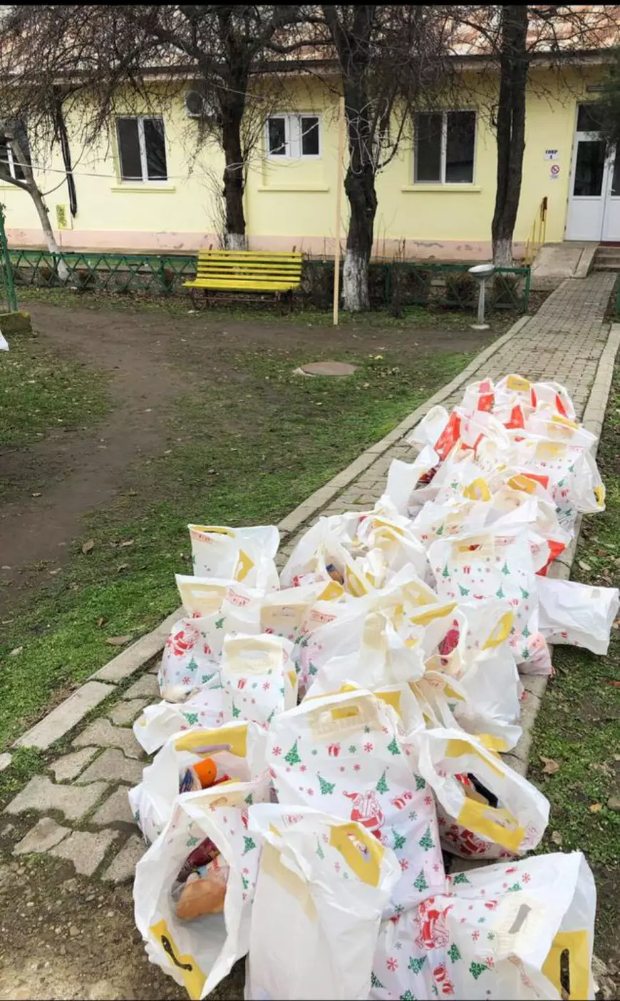 Aparate de radio, în loc de mărțișoare pentru bătrânii unui cămin din Vaslui. „Este o liniște apăsătoare acolo, unii nu mai știu ce zi este”