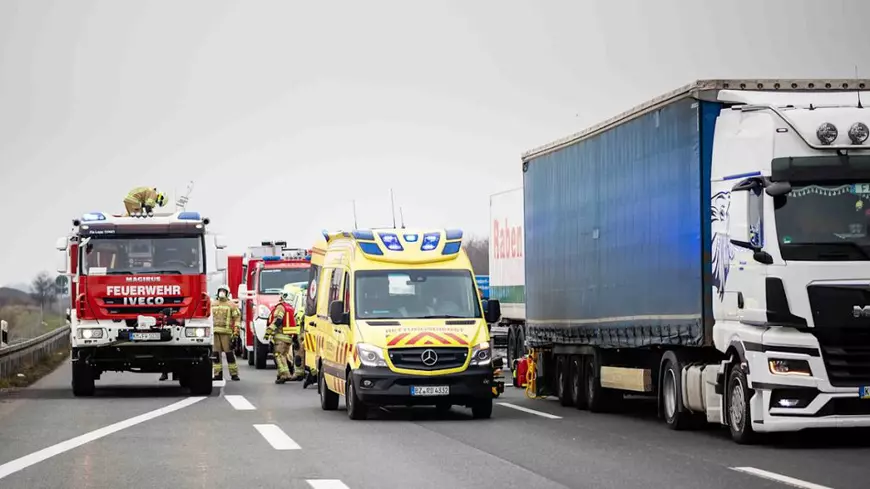 Manevră nebună cu TIR-ul făcută de un șofer, ca să-și salveze colegul căzut cu capul pe volan la 90 km/h, în Germania
