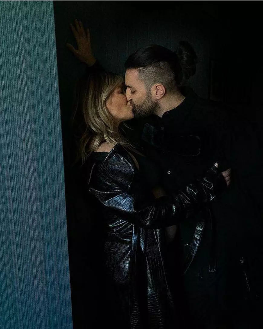 Imaginea cu Gina Pistol și Smiley a făcut senzație în mediul virtual. Cei doi au fost surprinși în timp ce se sărutau. „Cred că bebele deja este la ușă”