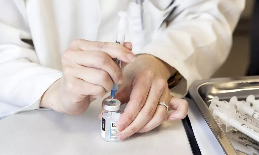 Statistică INSP: doar 2 din 100.000 de români care s-au vaccinat cu rapel nu au dezvoltat imunitate, s-au îmbolnăvit și au murit