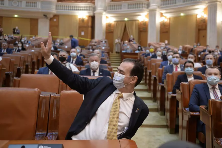 Cum împarți două funcții la trei partide. Faci patru funcții. Scenariile prin care PNL, USR-PLUS și UDMR se bat pe posturi la șefia TVR și a Radioului Public