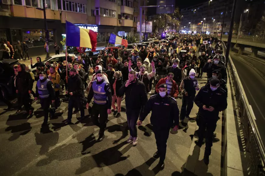 Violențe în București la protestul anti-restricții. Mai mulți manifestanți, arestați de jandarmi după ce au aruncat cu pietre