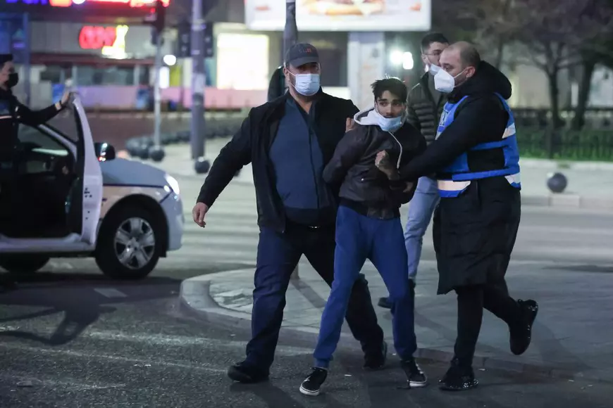Violențe în București la protestul anti-restricții. Mai mulți manifestanți, arestați de jandarmi după ce au aruncat cu pietre