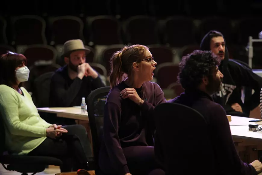 REPORTAJ | Cu Bucureștiul din nou în scenariul roșu, singura certitudine a actorilor de teatru e munca la repetiții. Cum arată ele?