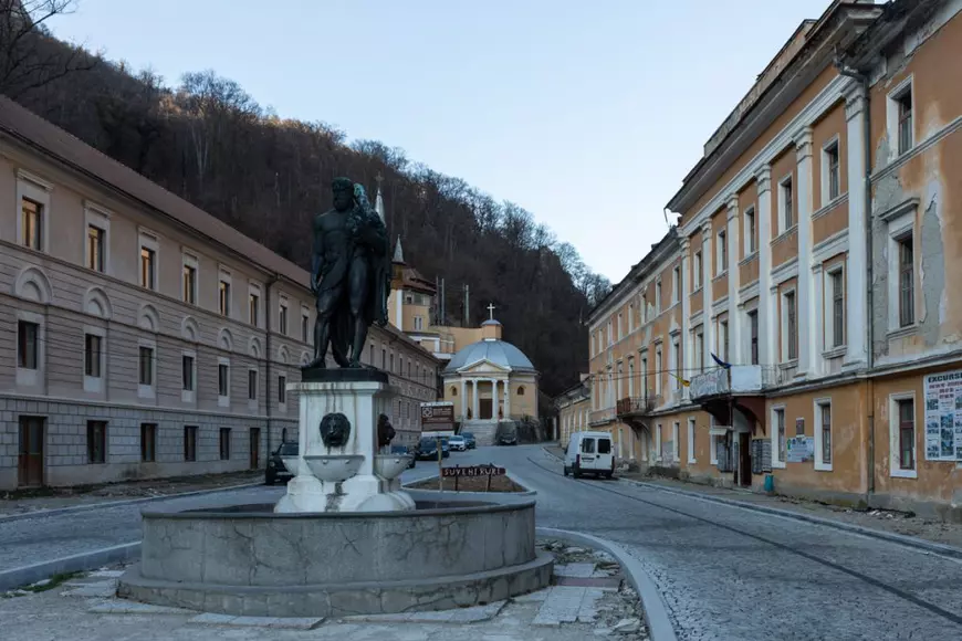 Stațiunea Băile Herculane. Mai multe imobile au fost cumpărate cu zahăr din rezervele statului