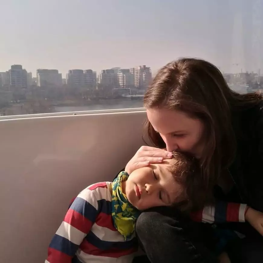 Ioana Maria Moldovan și-a dus fiul de 3 ani la grădiniță, însă situația nu e deloc simplă. „N-am dormit, n-am mâncat, m-am gândit”