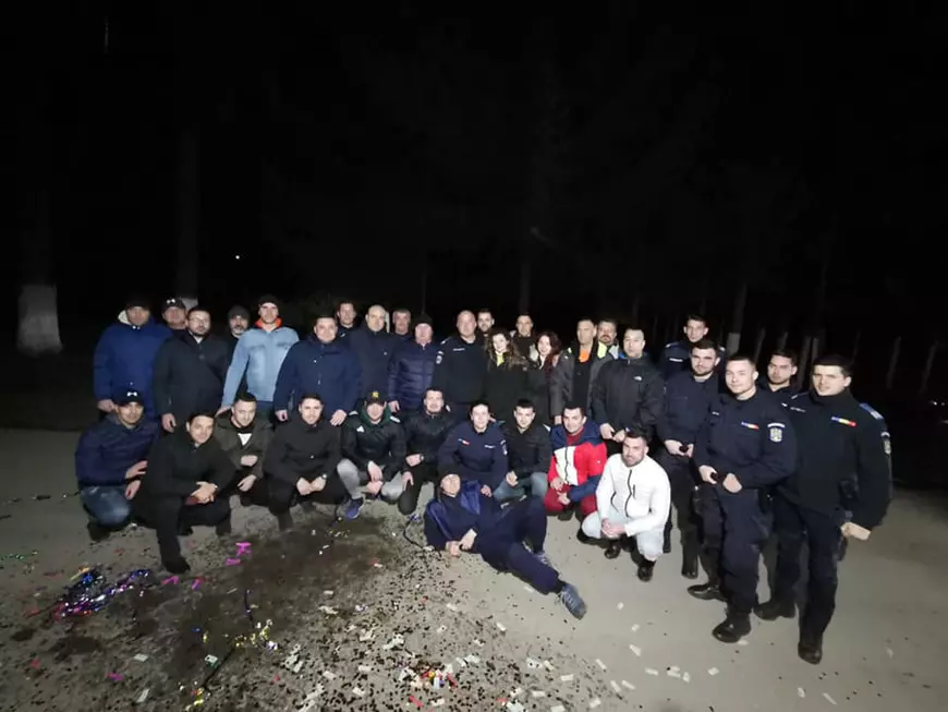 Jandarmii de la o unitate din Brașov și-au sărbătorit șeful la pensionare cu confetti și șampanie, chiar în fața sediului unității