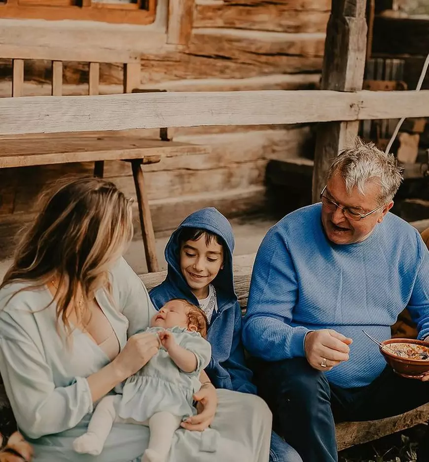 Cum arată fratele cel mic al Laurei Cosoi. E o diferență de 29 de ani între ei