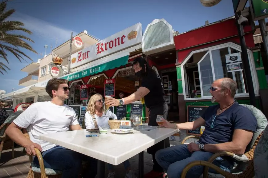 Imaginile cu mii de germani în vacanță în Mallorca și Creta, în plin val COVID, stârnesc indignare. „Noi murim în mizerie, dar turiștii pot veni!”