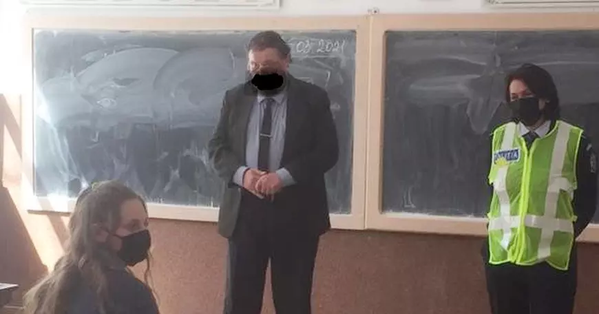 Mască desenată pe faţa unui profesor într-o fotografie de promovare trimisă presei de către IPJ Suceava