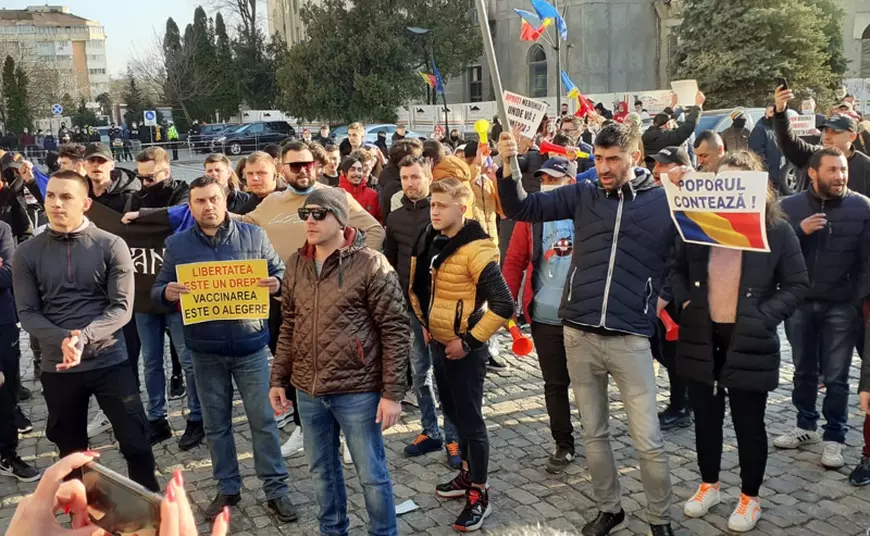 Protestul anti-restricții din Capitală, încheiat cu violențe și arestări. Manifestații și în alte orașe din țară