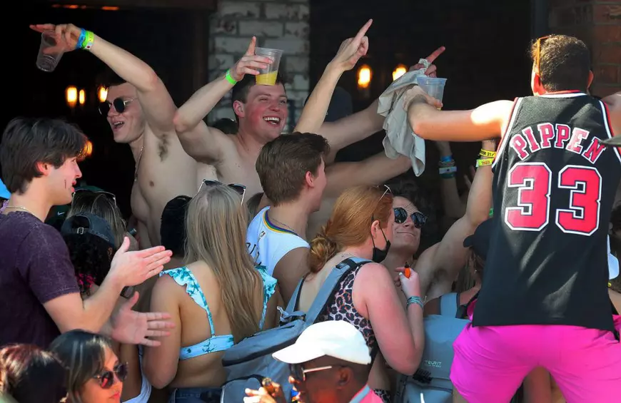 Vacanța care îngrijorează Florida. Studenții dornici de petreceri au dat buzna pe plaje, în timp ce unele universități chiar le-au oferit „burse” în încercarea de a-i opri