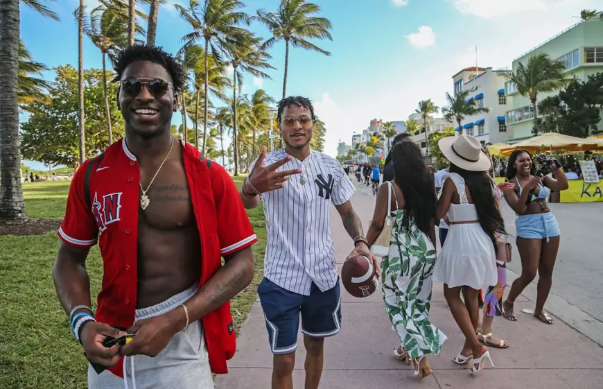 Vacanța care îngrijorează Florida. Studenții dornici de petreceri au dat buzna pe plaje, în timp ce unele universități chiar le-au oferit „burse” în încercarea de a-i opri