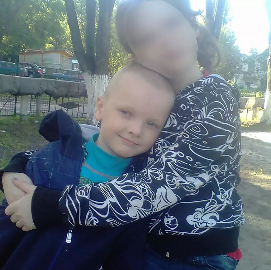 O mamă, acuzată că și-a torturat până la moarte fiul de 8 ani, în Rusia. Băiatul i-ar fi spus tatălui vitreg că ea are un amant