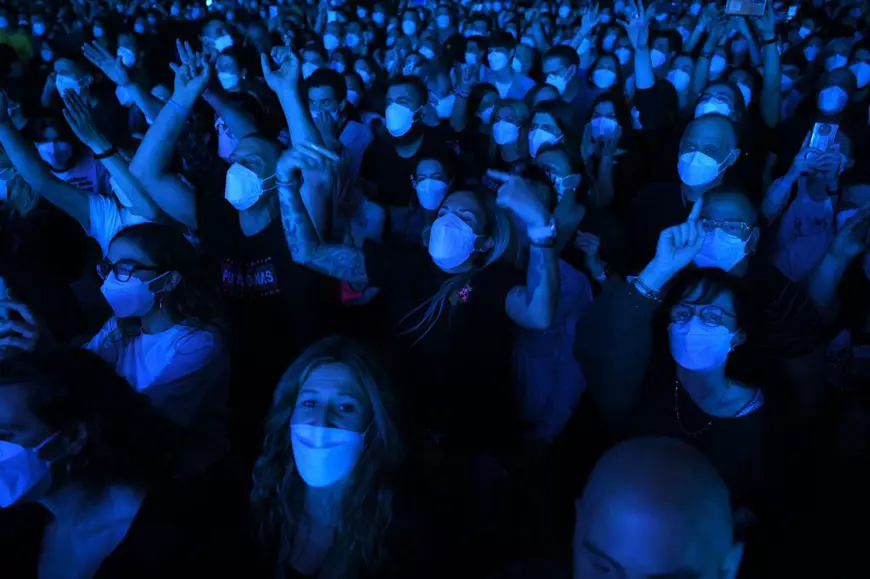 Imagini incredibile: 5.000 de oameni, în aceeași sală, la un concert-test în pandemie