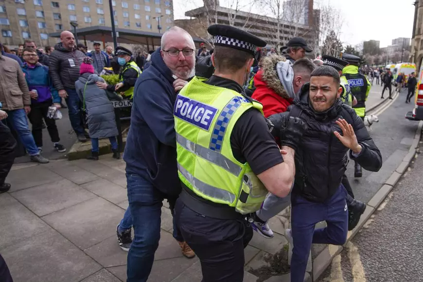 9 polițiști, răniți în protestele de la Bradford. Un grup de manifestanți încercat să atace un centru de vaccinare