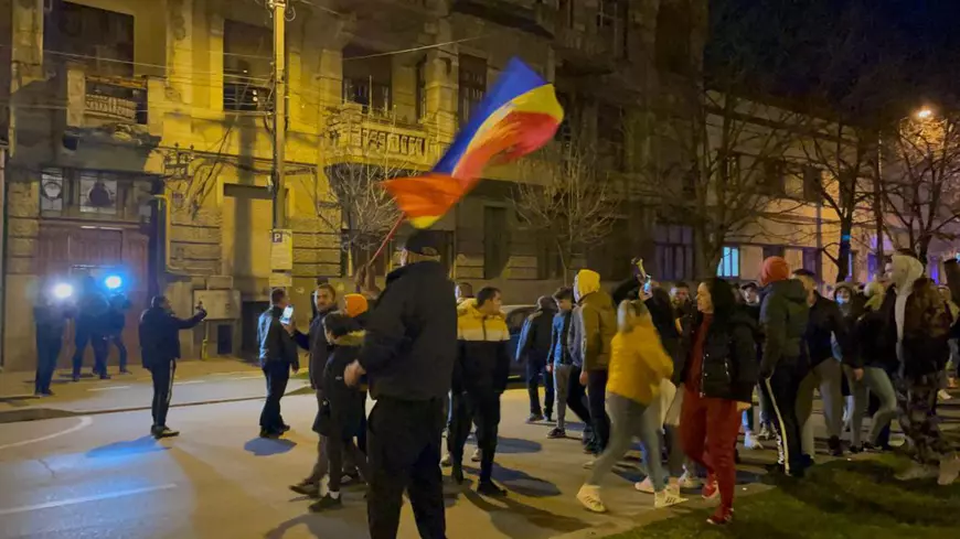 Proteste în București și mai multe orașe din țară, în timpul nopții, față de noile restricții impuse de autorități