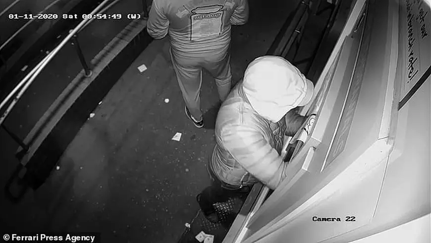 Felul cum au spart șase români bancomate e ținut secret de poliția engleză, ca să nu învețe și alți infractori cum se face