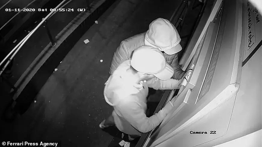 Felul cum au spart șase români bancomate e ținut secret de poliția engleză, ca să nu învețe și alți infractori cum se face