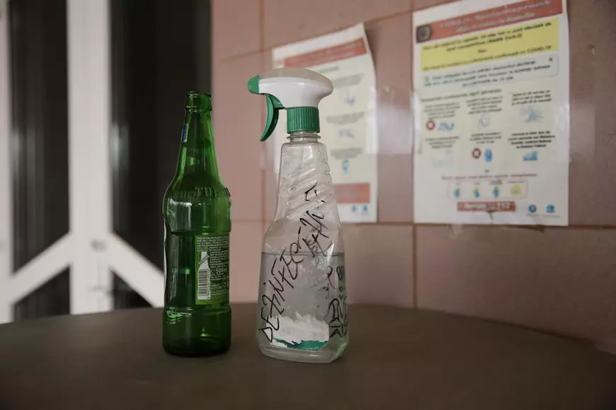 REPORTAJ în satul în care o viață valorează 5.000 de lei. La un an după ce 17 oameni au murit de la spirt contrafăcut, localnicii continuă să-l bea. „Mediul îi ține captivi”