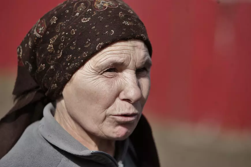 REPORTAJ în satul în care o viață valorează 5.000 de lei. La un an după ce 17 oameni au murit de la spirt contrafăcut, localnicii continuă să-l bea. „Mediul îi ține captivi”