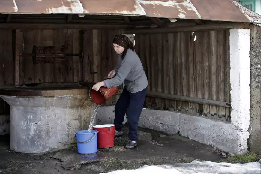 REPORTAJ în satul în care o viață valorează 5.000 de lei. La un an după ce 17 oameni au murit de la spirt contrafăcut, localnicii continuă să-l bea. „Mediul îi ține captivi”