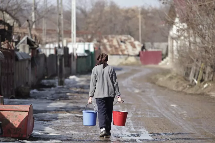 REPORTAJ în satul în care o viață valorează 5.000 de lei. La un an după ce 17 oameni au murit de la spirt contrafăcut, localnicii continuă să-l bea. „Mediul îi ține captivi”