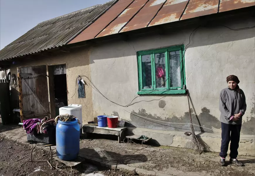 REPORTAJ în satul în care o viață valorează 5.000 de lei. La un an după ce 17 oameni au murit de la spirt contrafăcut, localnicii continuă să-l bea. „Mediul îi ține captivi”