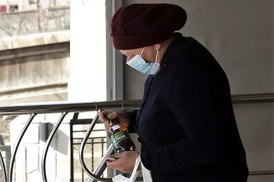 REPORTAJ în satul în care o viață valorează 5.000 de lei. La un an după ce 17 oameni au murit de la spirt contrafăcut, localnicii continuă să-l bea. „Mediul îi ține captivi”