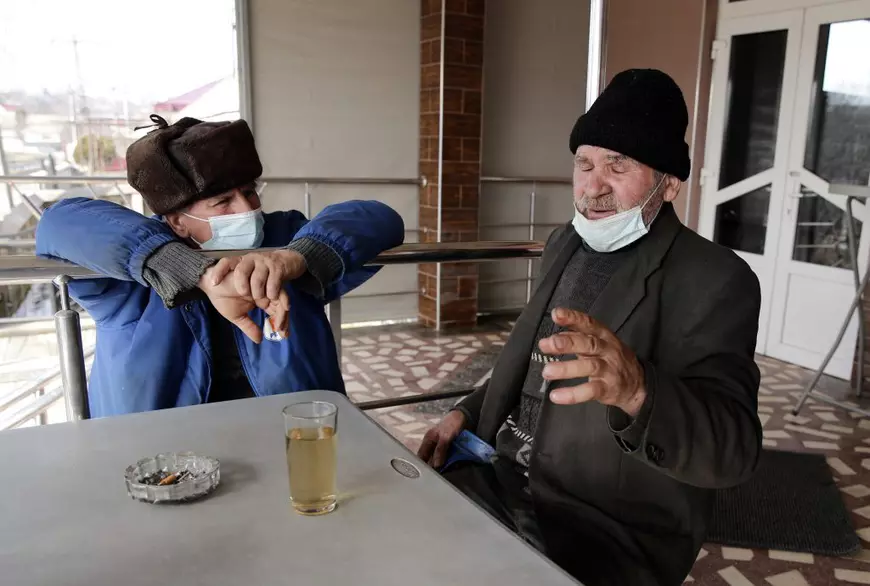 REPORTAJ în satul în care o viață valorează 5.000 de lei. La un an după ce 17 oameni au murit de la spirt contrafăcut, localnicii continuă să-l bea. „Mediul îi ține captivi”