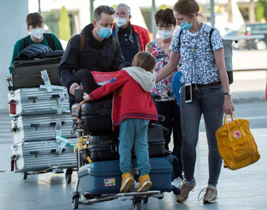 Imaginile cu mii de germani în vacanță în Mallorca și Creta, în plin val COVID, stârnesc indignare. „Noi murim în mizerie, dar turiștii pot veni!”