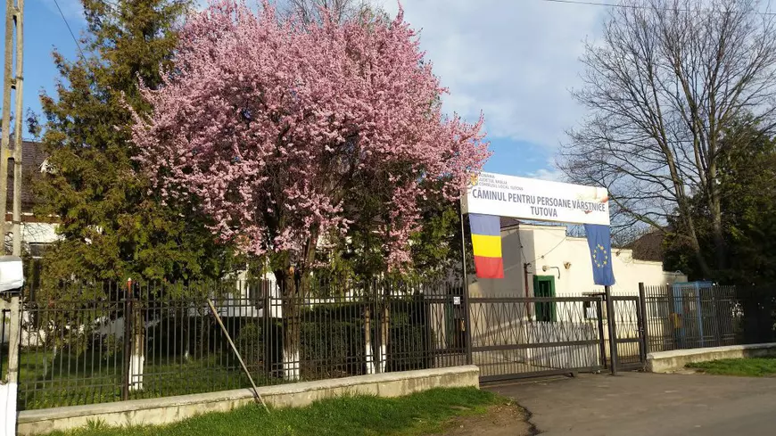 Aparate de radio, în loc de mărțișoare pentru bătrânii unui cămin din Vaslui. „Este o liniște apăsătoare acolo, unii nu mai știu ce zi este”