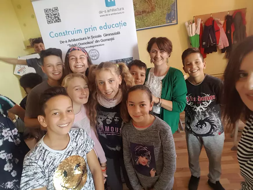 Cum i-a învățat o profesoară de română pe elevii săi să promoveze un castel în Europa și să facă genuflexiuni înainte de începerea orelor online