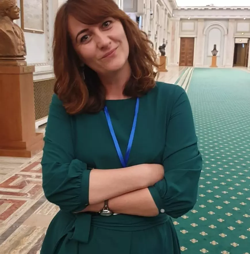 Cum i-a învățat o profesoară de română pe elevii săi să promoveze un castel în Europa și să facă genuflexiuni înainte de începerea orelor online