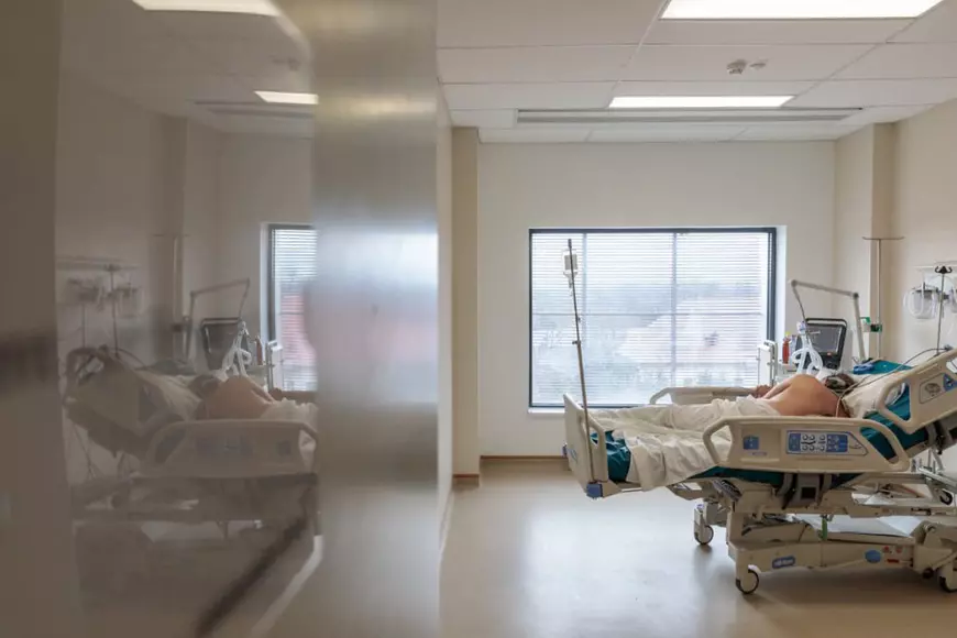 Reportaj în spitalul huiduit. Ce n-au văzut protestatarii dincolo de geamurile Secției ATI COVID de la SJU Bacău