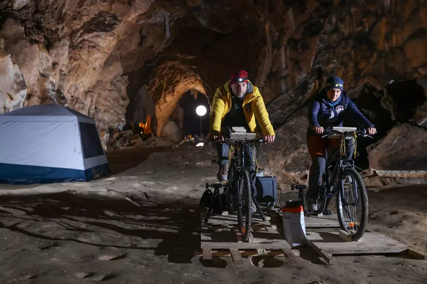 40 de zile în peșteră, fără ceas sau telefon. Experimentul prin care au trecut 15 oameni, în munții Pirinei